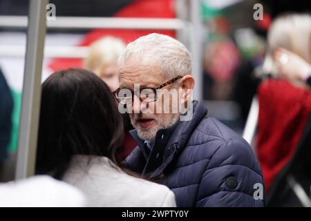 L'ancien dirigeant du Parti travailliste Jeremy Corbyn se joint aux personnes participant à une marche pro-palestinienne dans le centre de Londres lors d'une manifestation nationale pour le cessez-le-feu à Gaza. Des manifestants défileront de Hyde Park Corner à l'ambassade des États-Unis à Londres. Date de la photo : samedi 9 mars 2024. Banque D'Images