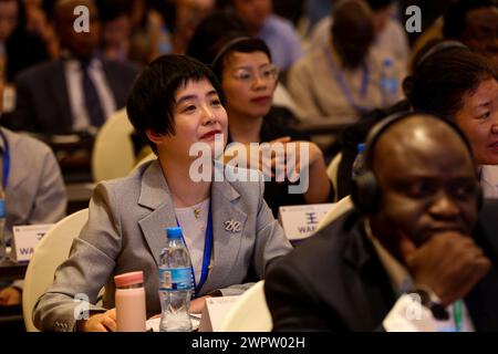 Dar es Salaam, Tanzanie. 8 mars 2024. Un participant assiste à la 13e réunion du Forum Chine-Afrique des groupes de réflexion à Dar es Salaam, Tanzanie, le 8 mars 2024. Le forum s'est ouvert vendredi dans la ville portuaire tanzanienne de Dar es Salaam, les participants le décrivant comme un tremplin pour le programme économique et d'industrialisation du continent. Crédit : Herman Emmanuel/Xinhua/Alamy Live News Banque D'Images