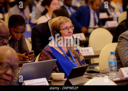 Dar es Salaam, Tanzanie. 8 mars 2024. Un participant assiste à la 13e réunion du Forum Chine-Afrique des groupes de réflexion à Dar es Salaam, Tanzanie, le 8 mars 2024. Le forum s'est ouvert vendredi dans la ville portuaire tanzanienne de Dar es Salaam, les participants le décrivant comme un tremplin pour le programme économique et d'industrialisation du continent. Crédit : Herman Emmanuel/Xinhua/Alamy Live News Banque D'Images