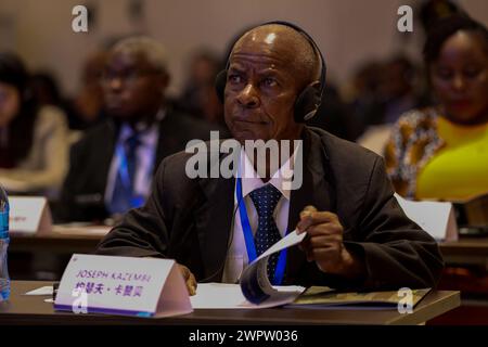 Dar es Salaam, Tanzanie. 8 mars 2024. Un participant assiste à la 13e réunion du Forum Chine-Afrique des groupes de réflexion à Dar es Salaam, Tanzanie, le 8 mars 2024. Le forum s'est ouvert vendredi dans la ville portuaire tanzanienne de Dar es Salaam, les participants le décrivant comme un tremplin pour le programme économique et d'industrialisation du continent. Crédit : Herman Emmanuel/Xinhua/Alamy Live News Banque D'Images