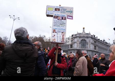 Madrid, Espagne. 09 mars 2024. Plusieurs personnes lors d'un rassemblement appelant à la démission contra la amnistía de Pedro Sanchez, Plaza de Cibeles, le 9 mars 2024, à Madrid, Espagne. (Photo par Oscar Gonzalez/Sipa USA) crédit : Sipa USA/Alamy Live News Banque D'Images