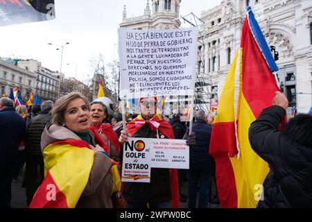 Madrid, Espagne. 09 mars 2024. Plusieurs personnes lors d'un rassemblement appelant à la démission contra la amnistía de Pedro Sanchez, Plaza de Cibeles, le 9 mars 2024, à Madrid, Espagne. (Photo par Oscar Gonzalez/Sipa USA) crédit : Sipa USA/Alamy Live News Banque D'Images