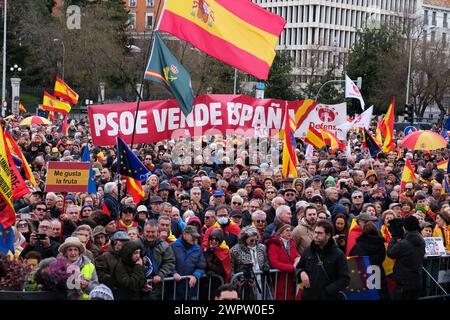 Madrid, Espagne. 09 mars 2024. Plusieurs personnes lors d'un rassemblement appelant à la démission contra la amnistía de Pedro Sanchez, Plaza de Cibeles, le 9 mars 2024, à Madrid, Espagne. (Photo par Oscar Gonzalez/Sipa USA) crédit : Sipa USA/Alamy Live News Banque D'Images