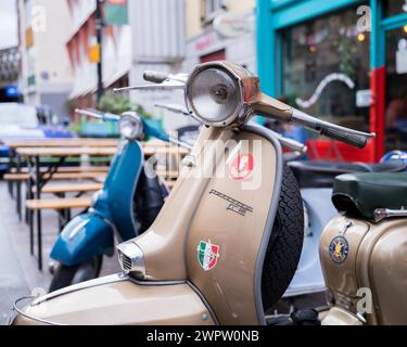 Original 1960's Lambretta Li 125 Golden Special in Lower Marsh, Londres SE1 Banque D'Images