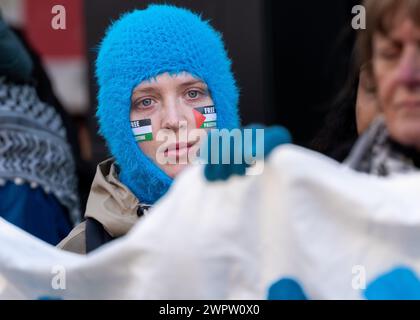 Manchester, Royaume-Uni. 09 mars 2024. Des manifestants, dont des membres de la communauté juive, protestent contre le conflit à Gaza aujourd'hui Manchester City Centre. La manifestation comprenait des manifestants aveugles se pliant devant la Barclays Bank sur la rue du marché. Manchester. ROYAUME-UNI. Image : Garyroberts/worldwidefeatures. Crédit : GaryRobertsphotography/Alamy Live News Banque D'Images