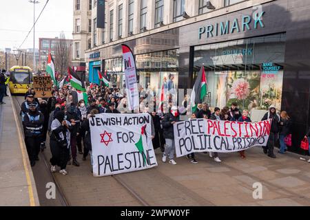 Manchester, Royaume-Uni. 09 mars 2024. Des manifestants, dont des membres de la communauté juive, protestent contre le conflit à Gaza aujourd'hui Manchester City Centre. La manifestation comprenait des manifestants aveugles se pliant devant la Barclays Bank sur la rue du marché. Manchester. ROYAUME-UNI. Image : Garyroberts/worldwidefeatures. Crédit : GaryRobertsphotography/Alamy Live News Banque D'Images