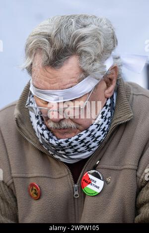 Manchester, Royaume-Uni. 09 mars 2024. Des manifestants, dont des membres de la communauté juive, protestent contre le conflit à Gaza aujourd'hui Manchester City Centre. La manifestation comprenait des manifestants aveugles se pliant devant la Barclays Bank sur la rue du marché. Manchester. ROYAUME-UNI. Image : Garyroberts/worldwidefeatures. Crédit : GaryRobertsphotography/Alamy Live News Banque D'Images