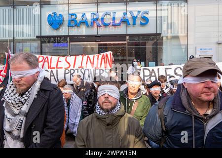 Manchester, Royaume-Uni. 09 mars 2024. Des manifestants, dont des membres de la communauté juive, protestent contre le conflit à Gaza aujourd'hui Manchester City Centre. La manifestation comprenait des manifestants aveugles se pliant devant la Barclays Bank sur la rue du marché. Manchester. ROYAUME-UNI. Image : Garyroberts/worldwidefeatures. Crédit : GaryRobertsphotography/Alamy Live News Banque D'Images