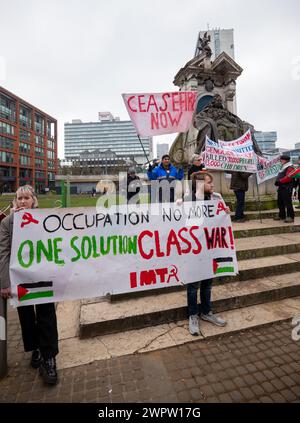 Manchester, Royaume-Uni. 09 mars 2024. Des manifestants, dont des membres de la communauté juive, protestent contre le conflit à Gaza aujourd'hui Manchester City Centre. La manifestation comprenait des manifestants aveugles se pliant devant la Barclays Bank sur la rue du marché. Manchester. ROYAUME-UNI. Image : Garyroberts/worldwidefeatures. Crédit : GaryRobertsphotography/Alamy Live News Banque D'Images