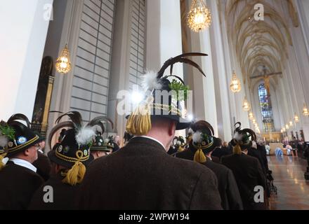 Munich, Allemagne. 09 mars 2024. Les fusilleurs de montagne se tiennent devant un requiem pontifical et un acte de deuil pour le défunt ancien président du Parlement d'État Alois Glück dans la Frauenkirche. Crédit : Karl-Josef Hildenbrand/dpa POOL/dpa/Alamy Live News Banque D'Images