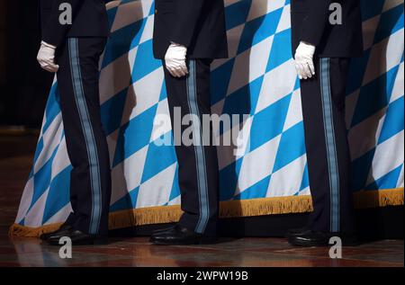 Munich, Allemagne. 09 mars 2024. Des policiers se tiennent près du cercueil de l’ancien président du Parlement d’État décédé, Alois Glück, dans la Frauenkirche. Crédit : Karl-Josef Hildenbrand/dpa POOL/dpa/Alamy Live News Banque D'Images