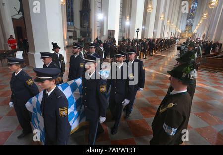 Munich, Allemagne. 09 mars 2024. Le cercueil de l'ancien président du Parlement d'État décédé, Alois Glück, est sorti de la Frauenkirche après la cérémonie. Crédit : Karl-Josef Hildenbrand/dpa POOL/dpa/Alamy Live News Banque D'Images