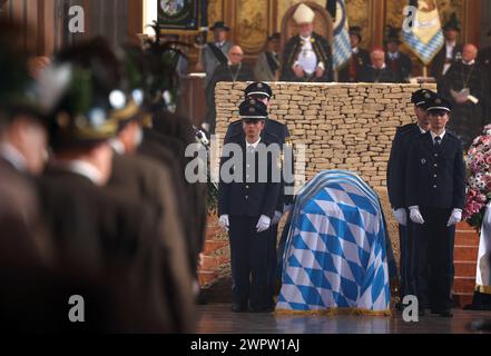 Munich, Allemagne. 09 mars 2024. Des policiers se tiennent près du cercueil de l’ancien président du Parlement d’État décédé, Alois Glück, dans la Frauenkirche. Crédit : Karl-Josef Hildenbrand/dpa POOL/dpa/Alamy Live News Banque D'Images