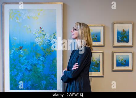 Edimbourg, Écosse, Royaume-Uni, 9 mars 2024. The Scottish Gallery : une nouvelle exposition à la galerie d'art New Town. Sur la photo : L'artiste Claire Harkess et certaines de ses aquarelles colorées d'oiseaux. Crédit : Sally Anderson/Alamy Live News Banque D'Images