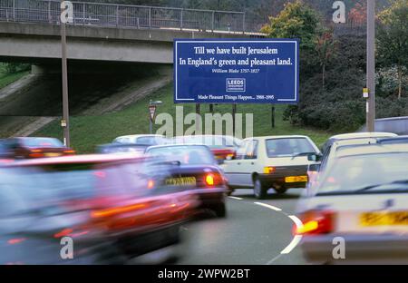 Une citation de William Blake reproduite sur un panneau publicitaire faisant la promotion de la Leeds Development Corporation à côté d'une route encombrée. Était-ce prévu pour être ironique?! Banque D'Images