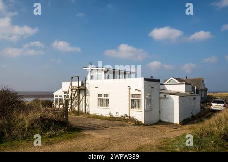 Propriété côté plage sur les rives du Wash à la plage de Snettisham dans le Norfolk. Banque D'Images