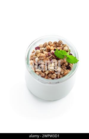 Yaourt bio frais naturel fait maison avec granola et raisins dans un pot en verre isolé sur blanc Banque D'Images