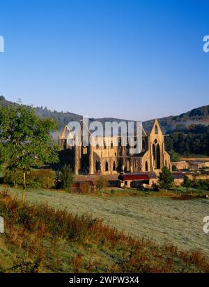 Abbaye de Tintern, Tintern Pava, Gwent, en regardant au nord-ouest de la route. Montre East End et South transept premier monastère cistercien en t Banque D'Images