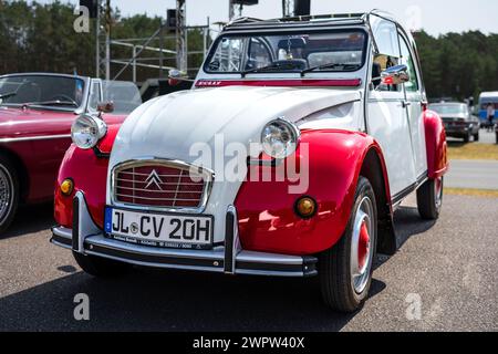 Linthe, ALLEMAGNE - 27 MAI 2023 : la voiture économique Citroën 2CV. Die Oldtimer Show 2023. Banque D'Images