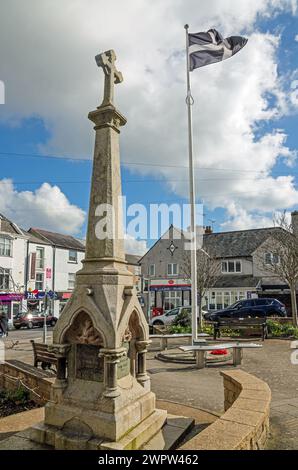 La croix Ellis Memorial et le mât de drapeau à Torpoint en Cornouailles. Dédié à James B. Ellis qui s'est noyé en 1897 en essayant de sauver deux garçons dans la rivière Tam Banque D'Images