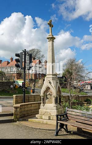 La croix Ellis Memorial à Torpoint en Cornouailles. Dédié à James B. Ellis qui s'est noyé en 1897 en essayant de sauver deux garçons dans la rivière Tamar. Banque D'Images