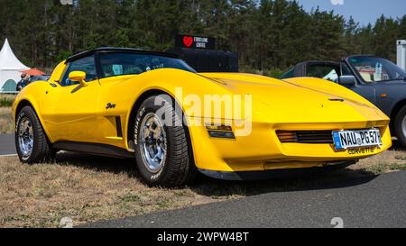 Linthe, ALLEMAGNE - 27 MAI 2023 : la voiture de sport Chevrolet Corvette Stingray (C3). Die Oldtimer Show 2023. Banque D'Images