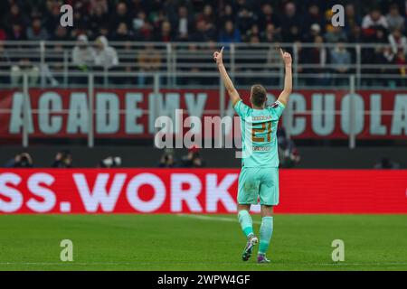 David Doudera de SK Slavia Praha célèbre après avoir marqué un but lors de la ronde 16 . Étape 1 de 2 UEFA Europa League 2023/2024 entre l'AC Milan et le SK Slavia Praha au stade San Siro. Score final ; Milan 4:2 Slavia Praha. Banque D'Images