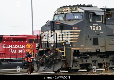 Franklin Park, Illinois, États-Unis. Un ingénieur grimpant d'abord sa locomotive hors route Norfolk Southern Railway. Banque D'Images