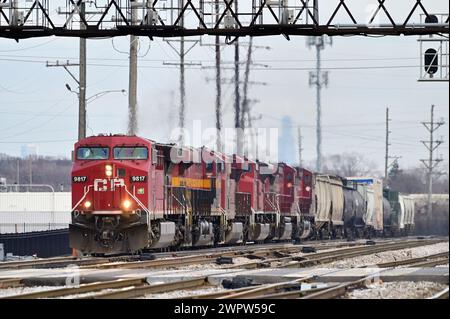 Franklin Park, Illinois, États-Unis. Une locomotive du canadien Pacifique Kansas City à la pointe d'un train de marchandises s'approche d'une gare de triage. Banque D'Images