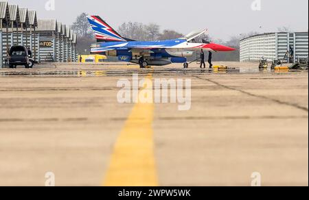 Un F-16 de la Royal Thai Air Force combattant Falcon taxis avant de décoller pour des opérations de vol avec l'US Air Force pendant l'exercice Cobra Gold 2019 Banque D'Images