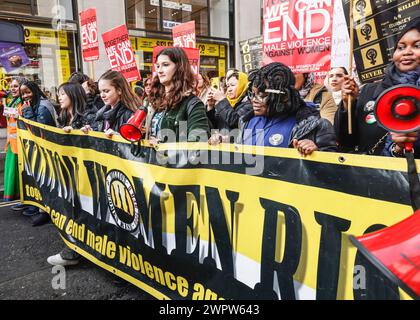 Londres, Royaume-Uni. 09 mars 2024. Les participants à la marche de Londres ont pris la route d'Oxford Street à travers le centre de Londres. Million Women Rise est un rassemblement mondial annuel de femmes pour mettre fin à la violence des hommes contre les femmes, généralement organisé à proximité de la Journée internationale de la femme. Crédit : Imageplotter/Alamy Live News Banque D'Images