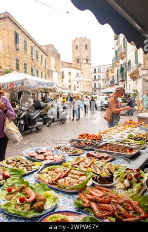 À Palerme, Italie, le 2023 octobre, vendeur de nourriture de rue au marché Ballaro Banque D'Images