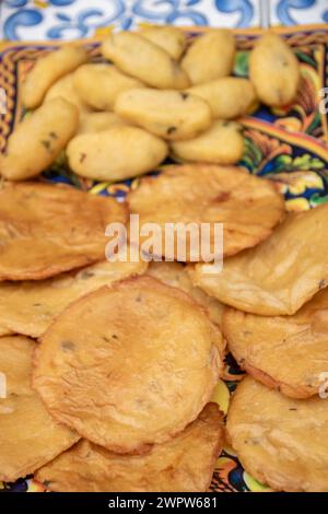 Assiette de panelle, beignets de pois chiches siciliens, au marché Ballaro, Palerme, Sicile, Italie Banque D'Images