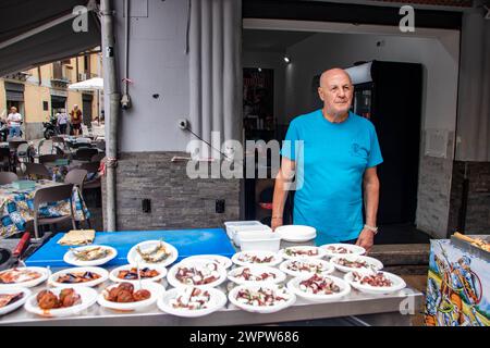 A Palerme, Italie, le 2023 octobre, vendeur de poisson frais au marché Ballaro Banque D'Images