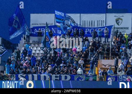 Portimao, Portugal. 08 mars 2024. PORTIMAO, PORTUGAL - 8 MARS : fans de Porto lors du match de Liga 1 portugais entre Portimonense et FC Porto à l'Estadio Municipal de Portimao le 8 mars 2024 à Portimao, Portugal. (Photo de Henk Seppen/Orange Pictures) crédit : Orange pics BV/Alamy Live News Banque D'Images