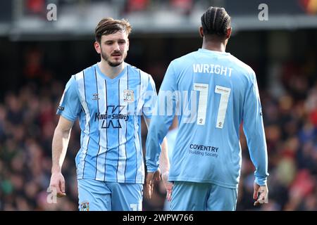 Liam Kitching de Coventry City (à gauche) et Haji Wright lors du Sky Bet Championship match à Vicarage Road, Watford. Date de la photo : samedi 9 mars 2024. Banque D'Images