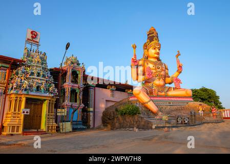 TRINCOMALEE, Sri LANKA - 9 FÉVRIER 2020 : une statue géante de Shiva au temple hindou de Koneswaram. Trincomalee, Sri Lanka Banque D'Images
