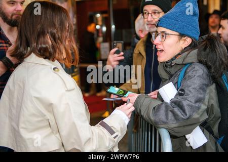 Glasgow, Écosse, Royaume-Uni. 9 mars 2024. L'actrice Emily Hampshire signe des autographes pour les fans lors de la première mondiale de Mom, au Glasgow film Theatre (GFT), en Écosse. Maman est une « horreur psychologique à propos d'une femme qui est laissée seule pour affronter une entité sinistre, déterminée à lui faire revivre des tragédies passées à répétition, et à la arracher de sa famille pour de bon. » Cette projection fait partie du FrightFest au Glasgow film Festival 2024 (GFF), qui se déroule jusqu’à demain. Crédit : Stewart Kirby pour #creativezealots/Alamy Live News Banque D'Images