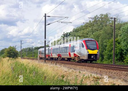 Un Stadler bi-mode classe 755 FLIRT unité multiple numéro 755420 travaillant un service Greater Anglia à Hinxton le 5 juillet 2021. Banque D'Images