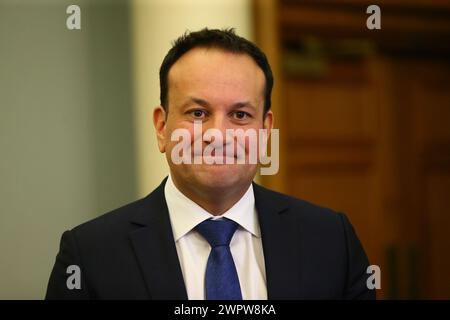 Le Taoiseach Leo Varadkar parlant aux médias au château de Dublin comme comptant pour les référendums jumeaux pour changer la Constitution sur la famille et les soins continue. L'amendement relatif à la famille propose d'étendre le sens de la famille au-delà de celui défini par le mariage et d'y inclure les relations fondées sur des relations "durables". L'amendement CARE propose de supprimer les références aux rôles et aux devoirs de la femme au foyer et de les remplacer par un nouvel article qui reconnaît les aidants familiaux. Date de la photo : samedi 9 mars 2024. Banque D'Images