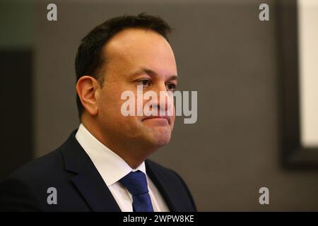 Le Taoiseach Leo Varadkar parlant aux médias au château de Dublin comme comptant pour les référendums jumeaux pour changer la Constitution sur la famille et les soins continue. L'amendement relatif à la famille propose d'étendre le sens de la famille au-delà de celui défini par le mariage et d'y inclure les relations fondées sur des relations "durables". L'amendement CARE propose de supprimer les références aux rôles et aux devoirs de la femme au foyer et de les remplacer par un nouvel article qui reconnaît les aidants familiaux. Date de la photo : samedi 9 mars 2024. Banque D'Images