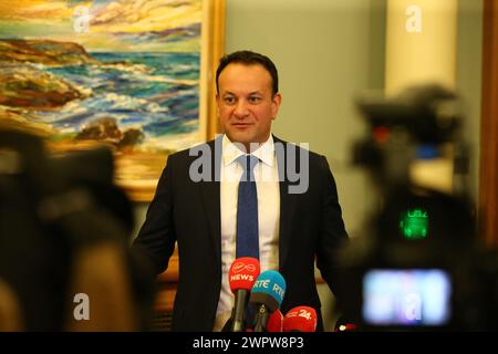 Le Taoiseach Leo Varadkar parlant aux médias au château de Dublin comme comptant pour les référendums jumeaux pour changer la Constitution sur la famille et les soins continue. L'amendement relatif à la famille propose d'étendre le sens de la famille au-delà de celui défini par le mariage et d'y inclure les relations fondées sur des relations "durables". L'amendement CARE propose de supprimer les références aux rôles et aux devoirs de la femme au foyer et de les remplacer par un nouvel article qui reconnaît les aidants familiaux. Date de la photo : samedi 9 mars 2024. Banque D'Images