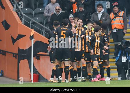 Fabio Carvalho de Hull City célèbre avec ses coéquipiers après avoir marqué leur premier but lors du match de championnat Sky Bet entre Hull City et Leicester City au MKM Stadium, Kingston upon Hull le samedi 9 mars 2024. (Photo : Mark Fletcher | mi News) crédit : MI News & Sport /Alamy Live News Banque D'Images