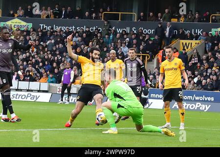 Rayan At-Nouri des Wolves manque une chance face à Bernd Leno, gardien de Fulham lors du match de premier League entre Wolverhampton Wanderers et Fulham à Molineux, Wolverhampton le samedi 9 mars 2024. (Photo : Gustavo Pantano | mi News) crédit : MI News & Sport /Alamy Live News Banque D'Images