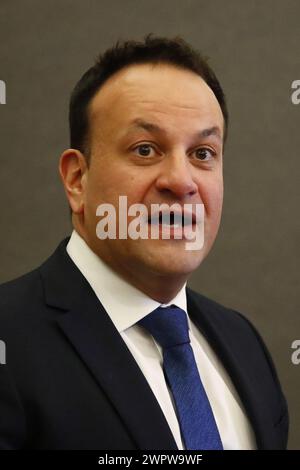 Le Taoiseach Leo Varadkar parlant aux médias au château de Dublin comme comptant pour les référendums jumeaux pour changer la Constitution sur la famille et les soins continue. L'amendement relatif à la famille propose d'étendre le sens de la famille au-delà de celui défini par le mariage et d'y inclure les relations fondées sur des relations "durables". L'amendement CARE propose de supprimer les références aux rôles et aux devoirs de la femme au foyer et de les remplacer par un nouvel article qui reconnaît les aidants familiaux. Date de la photo : samedi 9 mars 2024. Banque D'Images