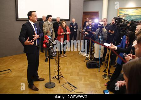 Le Taoiseach Leo Varadkar parlant aux médias au château de Dublin comme comptant pour les référendums jumeaux pour changer la Constitution sur la famille et les soins continue. L'amendement relatif à la famille propose d'étendre le sens de la famille au-delà de celui défini par le mariage et d'y inclure les relations fondées sur des relations "durables". L'amendement CARE propose de supprimer les références aux rôles et aux devoirs de la femme au foyer et de les remplacer par un nouvel article qui reconnaît les aidants familiaux. Date de la photo : samedi 9 mars 2024. Banque D'Images