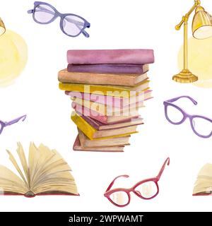 Composition de motif sans couture aquarelle de pile de livres violet jaune doré rose, livre ouvert à couverture rigide, verres roses et violets et lampe de bureau jaune Banque D'Images