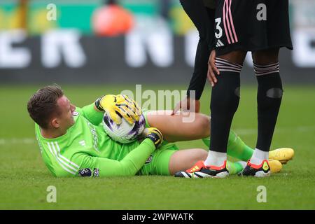 Bernd Leno de Fulham tombe blessé, lors du match de premier League Wolverhampton Wanderers vs Fulham à Molineux, Wolverhampton, Royaume-Uni, le 9 mars 2024 (photo de Gareth Evans/News images) Banque D'Images