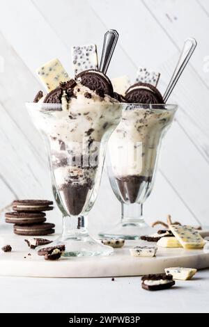 Délicieux biscuits rafraîchissants au chocolat et crème glacée dessert parfaits. Banque D'Images
