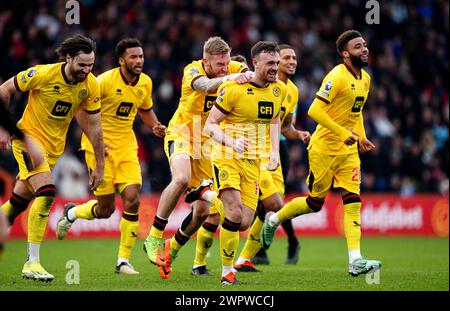 Jack Robinson de Sheffield United célèbre avoir marqué le deuxième but de son équipe avec ses coéquipiers lors du match de premier League au Vitality Stadium de Bournemouth. Date de la photo : samedi 9 mars 2024. Banque D'Images